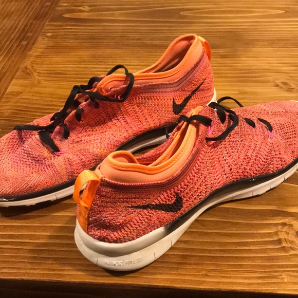 Woman’s Nike Shoes - Picture 2 of 3